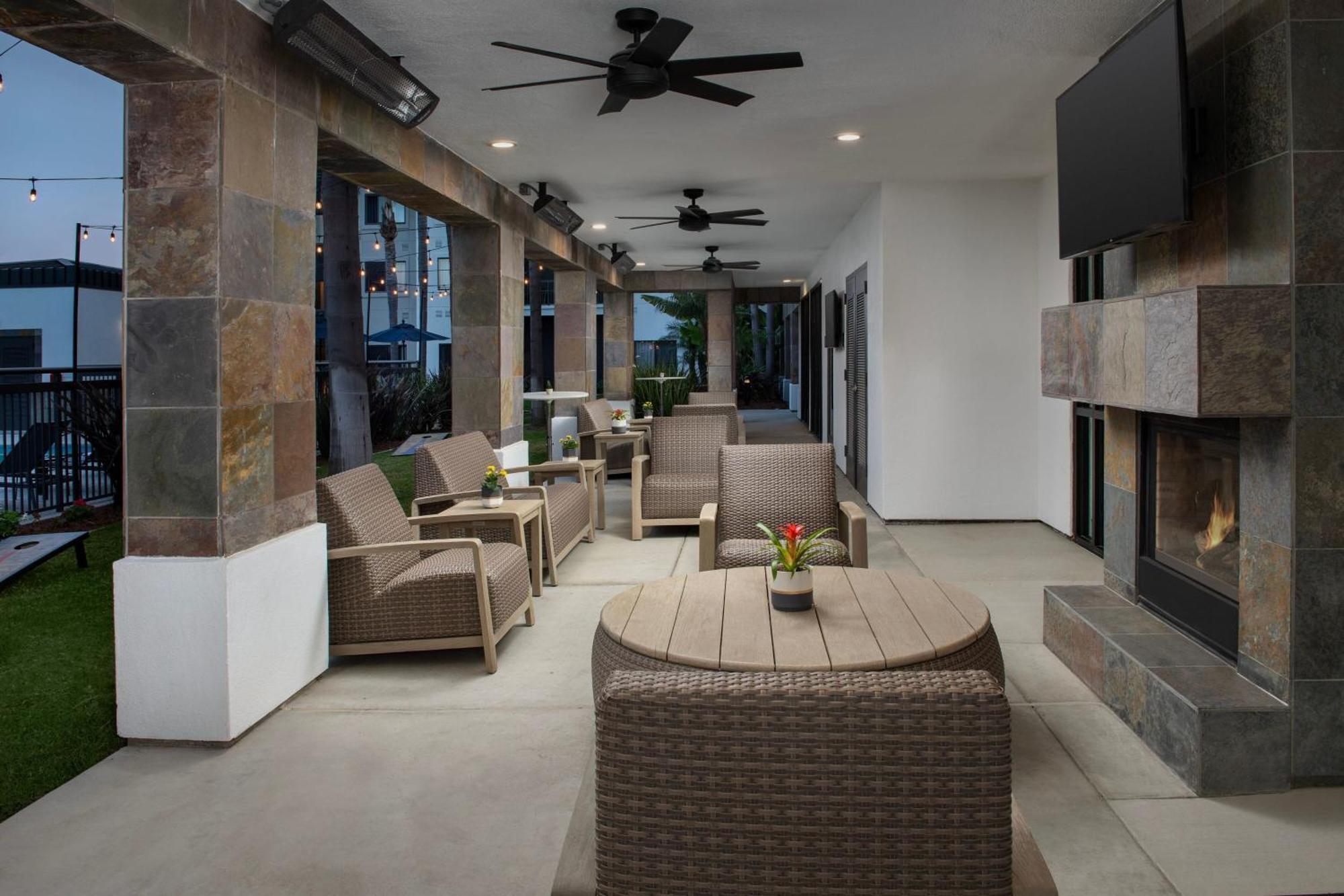 Courtyard By Marriott San Diego Carlsbad Exterior photo